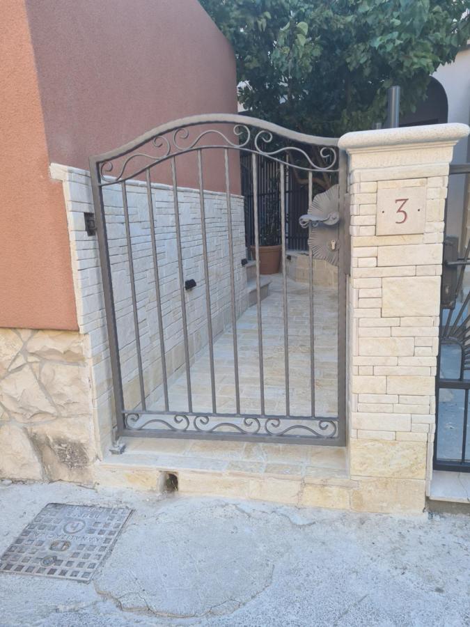 La Corte Di Kate Biograd Na Moru Bagian luar foto